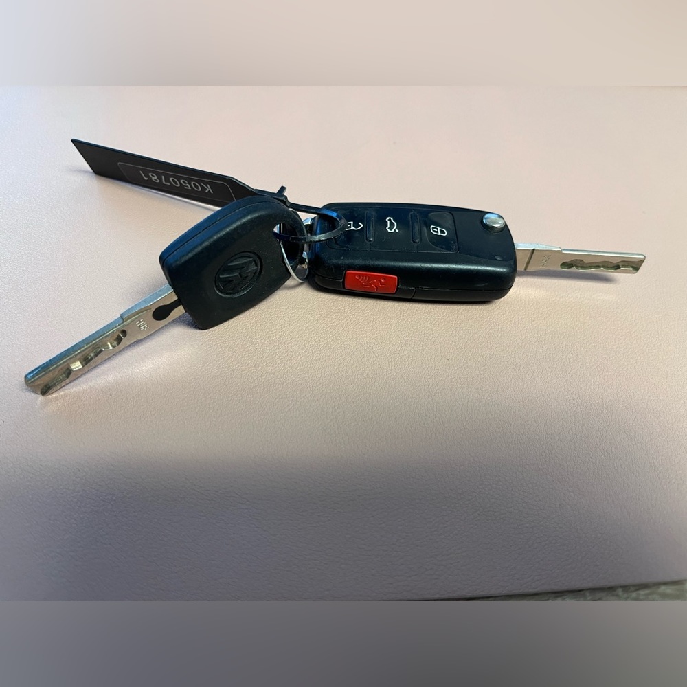 2017 VW Tiguan REMOTE FOB KEY AND SERVICE  KEY - Picture 3 of 5